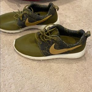 Nike sneakers. Green and gold. size 7